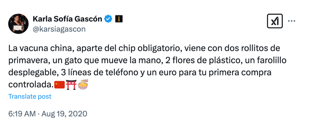 Ce tweet de Karla Sofía Gascón, publié le 19 août 2020, fait une remarque ironique et moqueuse sur la "vaccin chinois". Le message fait référence à des théories du complot largement diffusées à l'époque concernant l'ajout supposé de micropuces dans les vaccins.

L'auteur ajoute à cette idée des clichés stéréotypés sur la culture chinoise, en mentionnant des éléments comme des rouleaux de printemps, un chat porte-bonheur qui bouge la main (probablement un Maneki-neko), des fleurs en plastique, un lampion pliable, des lignes de téléphone et un euro pour une "première achat contrôlé". Les emojis 🇨🇳⛩️🍜 renforcent le ton sarcastique du message.

Ce tweet semble refléter une critique moqueuse des théories conspirationnistes tout en jouant sur des stéréotypes culturels, ce qui peut être perçu comme offensant ou caricatural.