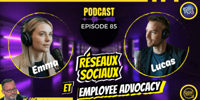 Visuel promotionnel du podcast QSNTalks avec le titre « Réseaux sociaux et Employee advocacy», épisode 85. Deux intervenants sont en vedette : Emma à gauche et Lucas à droite, tous deux équipés de casques et de micros professionnels, discutant dans un décor futuriste aux tons violets. En haut, une bannière jaune indique « Le podcast des réseaux sociaux et de l'eRéputation ». En bas à gauche, apparition de Frédéric Foschiani, expert en réseaux sociaux, avec son nom sur fond jaune. Logos QSN-DigiTal et QSNTalks présents dans les coins.