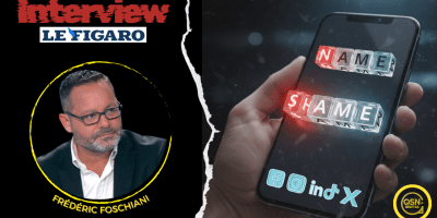 Visuel illustrant une interview du Figaro avec Frédéric Foschiani, expert en e-réputation et dirigeant de QSN-DigiTal, sur le phénomène du "Name & Shame" sur les réseaux sociaux. À gauche, un portrait de Frédéric Foschiani encadré d’un cercle jaune, avec les logos du journal Le Figaro et le mot "Interview". À droite, une main tenant un smartphone affichant les mots "Name" et "Shame" en lettres lumineuses, au-dessus des icônes de réseaux sociaux tels que Facebook, Instagram, LinkedIn, TikTok et X, symbolisant la dénonciation publique en ligne